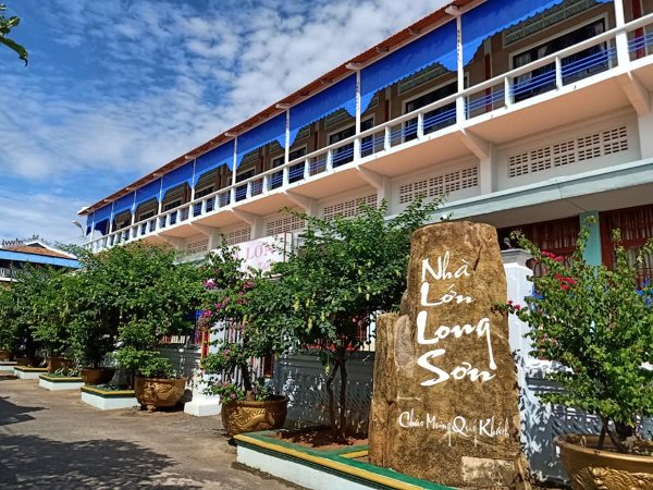 Di tích Nhà Lớn Long Sơn là công trình cổ kính và độc đáo, kết hợp văn hóa truyền thống và tín ngưỡng tôn giáo