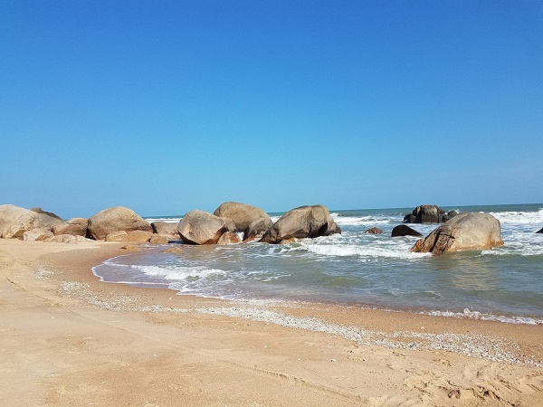 Biển Suối Ồ là bãi biển hoang sơ và trong xanh, nổi tiếng với hai dòng nước ngọt và mặn chảy song song