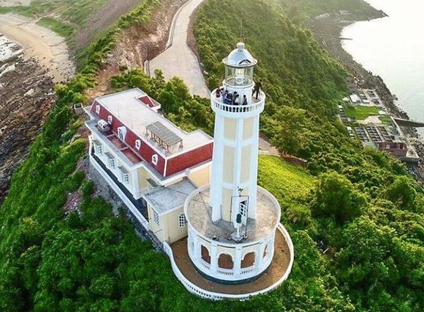 Ngọn hải đăng Vũng Tàu có kiến trúc tháp hình trụ cao 18m, đường kính 3m, sơn màu trắng nổi bật