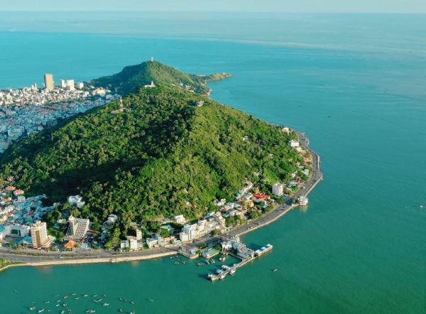 Núi Lớn được ví như "rồng xanh tắm biển", như một ngọn hải đăng tự nhiên dẫn lối cho tàu thuyền
