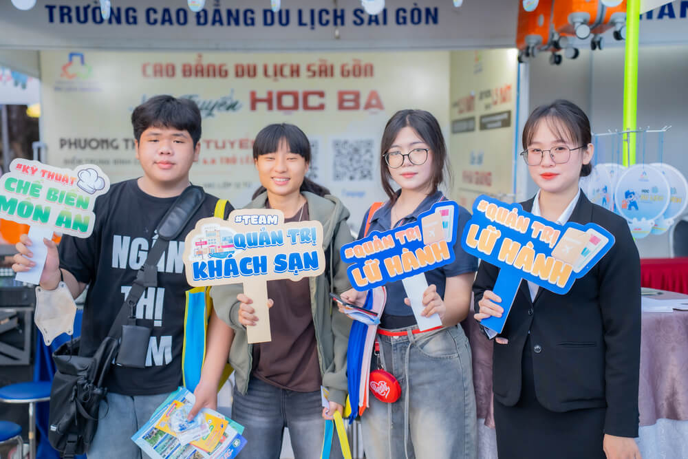 Các bạn học sinh check-in tại gian tư vấn Cao đẳng Du lịch Sài Gòn