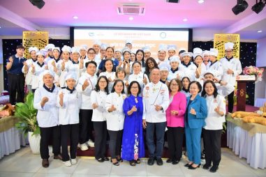 Sinh viên nghề Bếp chụp ảnh cùng chuyên gia tại Hội thảo BÁNH MÌ VIỆT NAM - GIÁ TRỊ ẨM THỰC THẾ GIỚI, LAN TỎA NĂM CHÂU”
