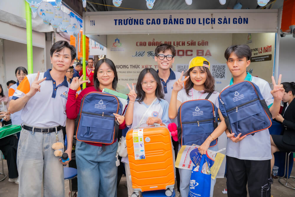 Trường dành tặng Vali và Balo đến các bạn học sinh