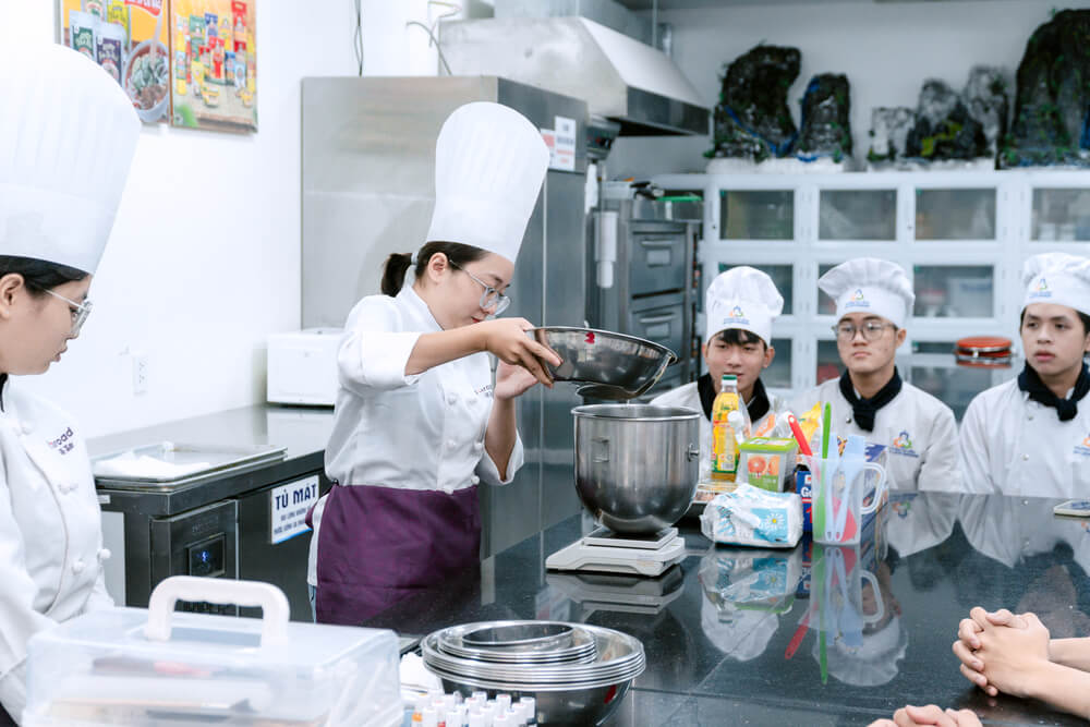 Chef đại diện Shineroad hướng dẫn sinh viên