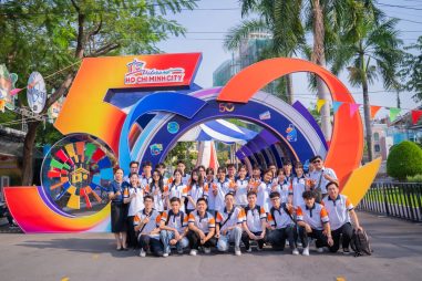 Sinh viên chụp ảnh tại Ngày hội Du lịch Thành phố Hồ Chí Minh lần thứ 21 năm 2025