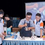 Barista Dương Lê Minh Quân hướng dẫn Sinh viên pha cà phê