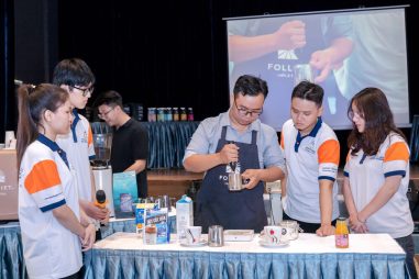 Barista Dương Lê Minh Quân hướng dẫn Sinh viên pha cà phê