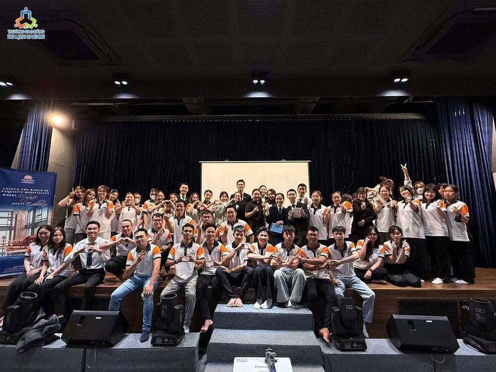 Chụp ảnh lưu niệm tại Chuyên đề khám phá nghệ thuật phỏng vấn cùng khách sạn The Reverie Saigon”