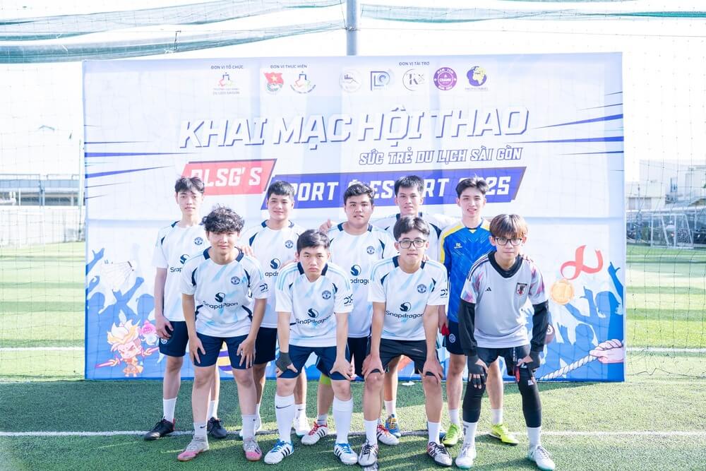 Đội thi hội thao môn đá bóng nam 10