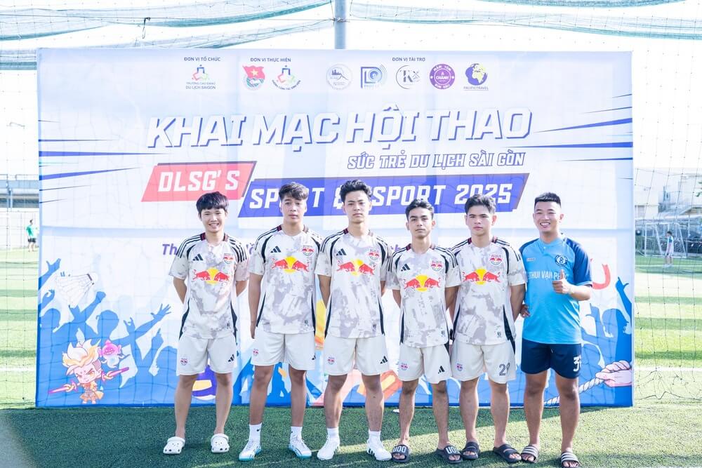 Đội thi hội thao môn đá bóng nam 11