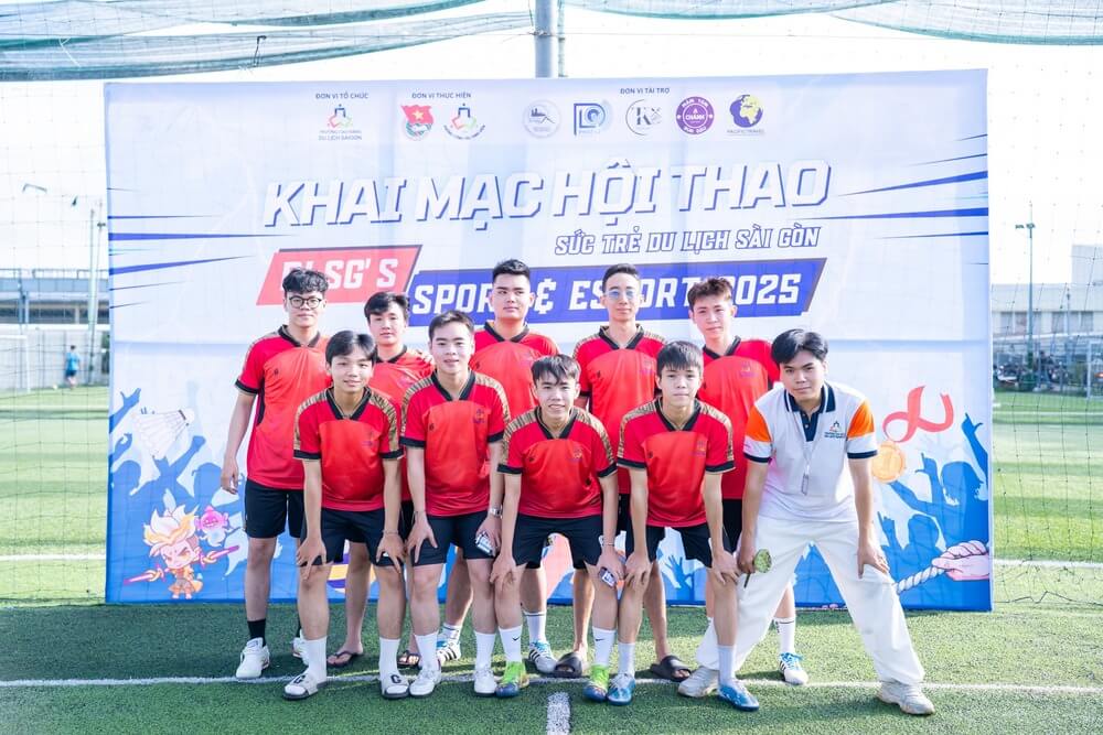 Đội thi hội thao môn đá bóng nam 12