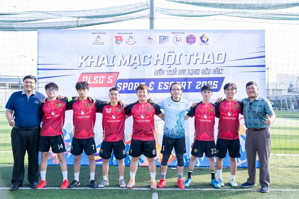 Đội thi hội thao môn đá bóng nam 15