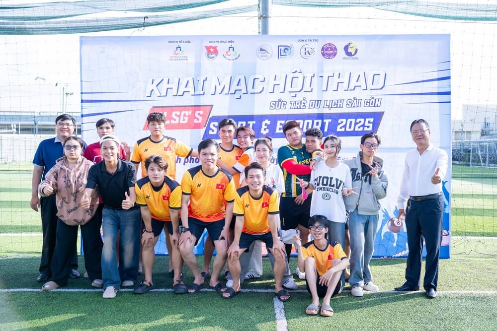 Đội thi hội thao môn đá bóng nam 17