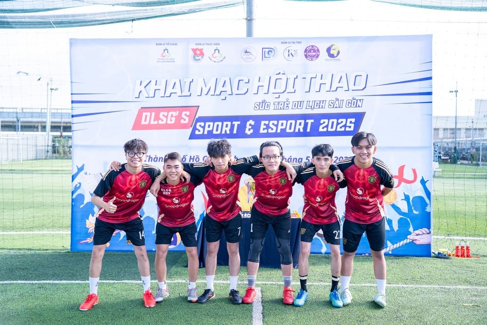 Đội thi hội thao môn đá bóng nam 18