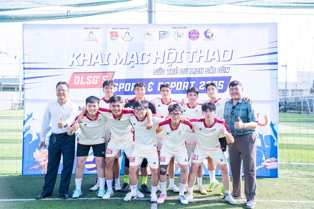 Đội thi hội thao môn đá bóng nam 2