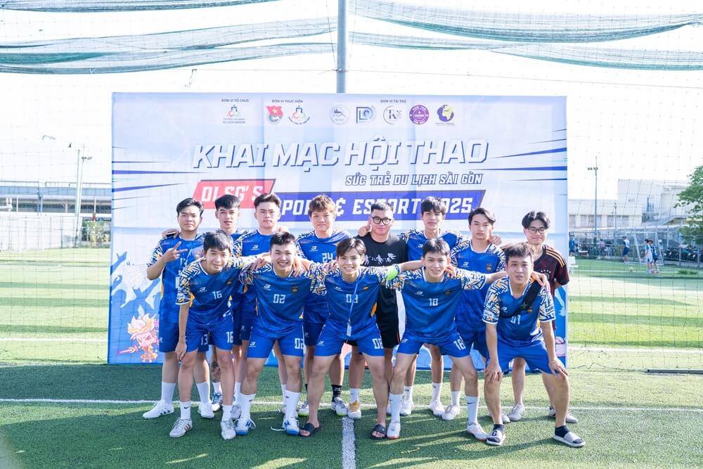 Đội thi hội thao môn đá bóng nam 4