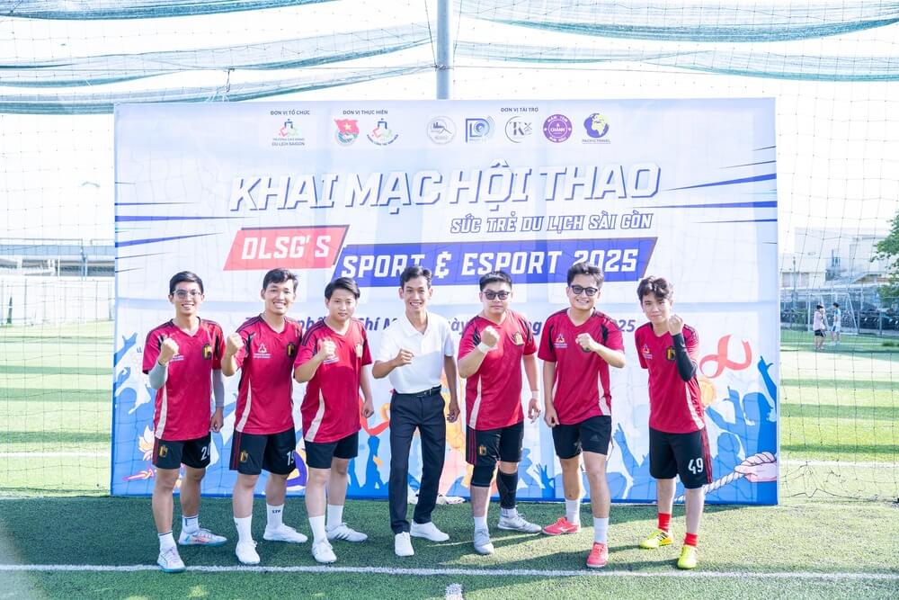 Đội thi hội thao môn đá bóng nam 5
