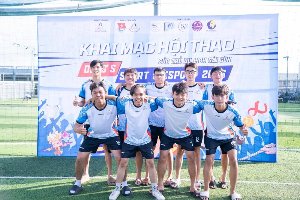 Đội thi hội thao môn đá bóng nam 8