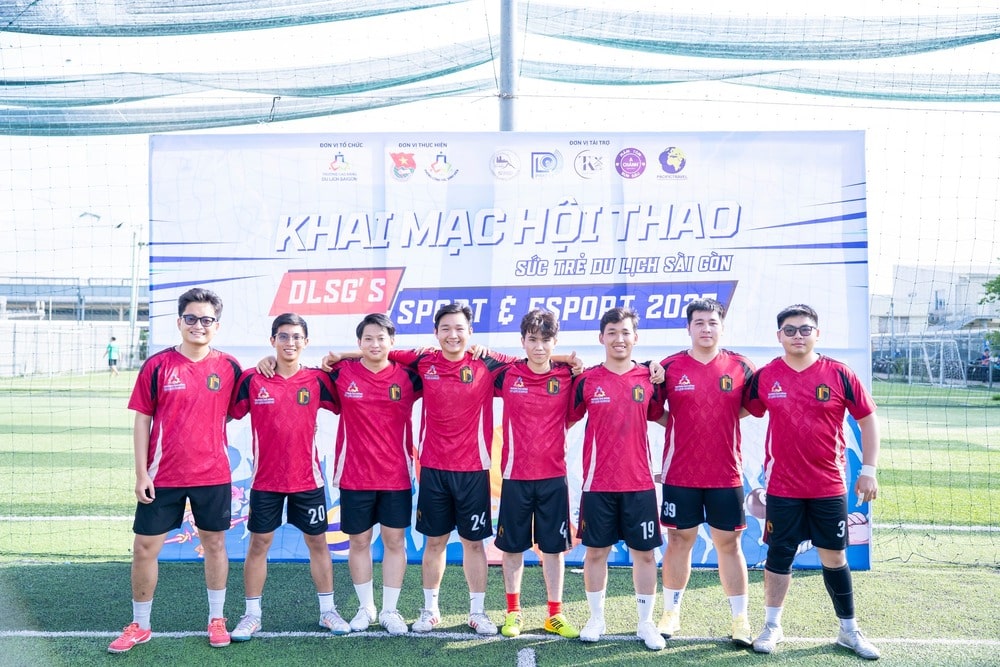 Đội thi hội thao môn đá bóng nam