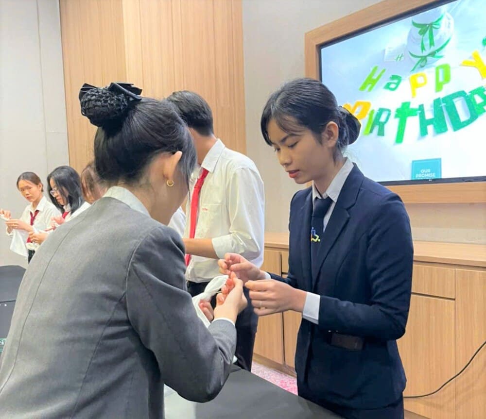 Sinh viên được hướng dẫn thực hành xếp khăn tại IHG Open Day 2025