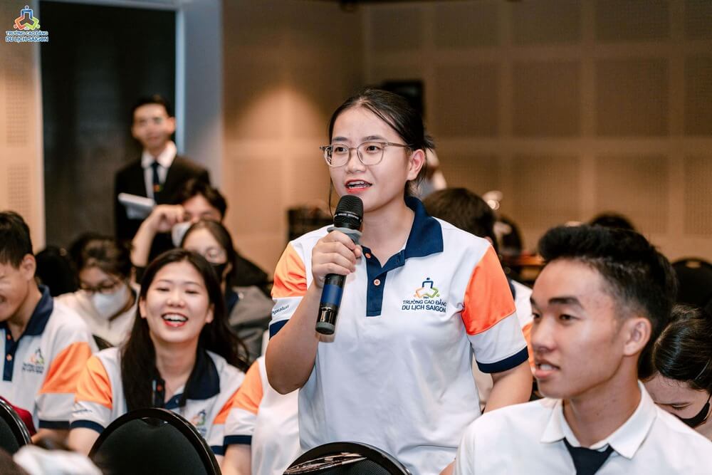 Sinh viên giao lưu cùng diễn giả