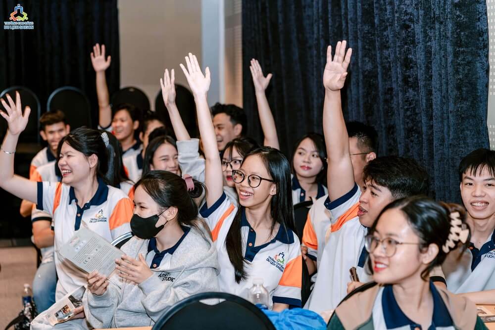Sinh viên hào hứng trả lời câu hỏi của diễn giả tại Chuyên đề khám phá nghệ thuật phỏng vấn cùng khách sạn The Reverie Saigon”