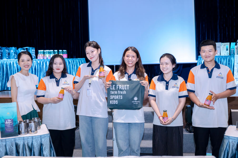 Sinh viên nhận quà từ nhà tài trợ