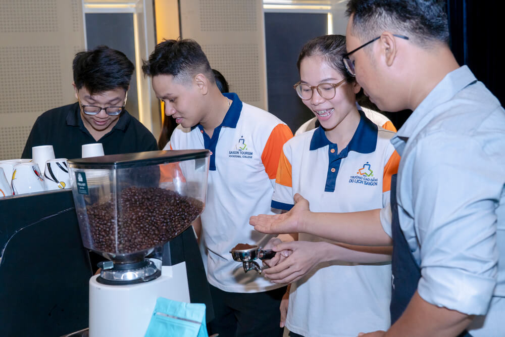 Sinh viên thực hành pha cà phê