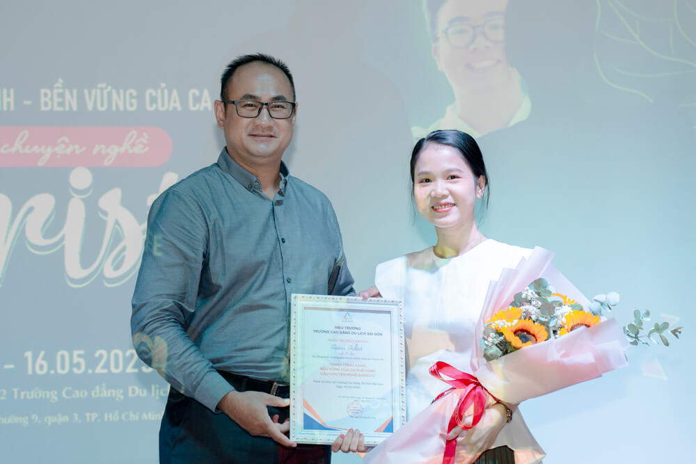 Trường tặng thư cảm ơn đến nhà tài trợ Folliet