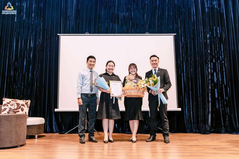 Trường trao quà và thư cảm ơn đến Khách sạn The Reverie Saigon