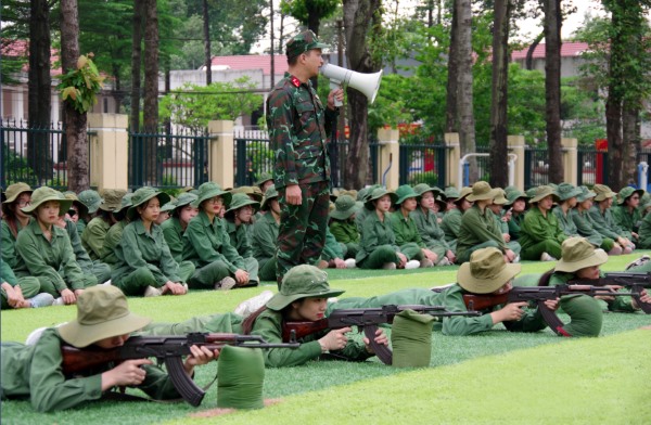 Sinh viên Cao đẳng được tạm hoãn nghĩa vụ quân sự khi đang học nhưng vẫn có thể nhập ngũ nếu còn trong độ tuổi quy định sau khi thời gian hoãn kết thúc