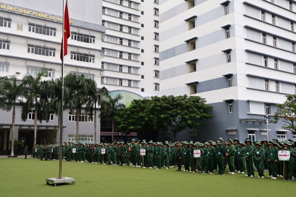 Sinh viên trường Cao đẳng Du lịch Sài Gòn học quân sự