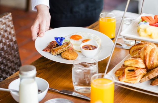 Continental Breakfast tại khách sạn thường miễn phí cho khách lưu trú, vì phí đã được tính gộp trong giá phòng