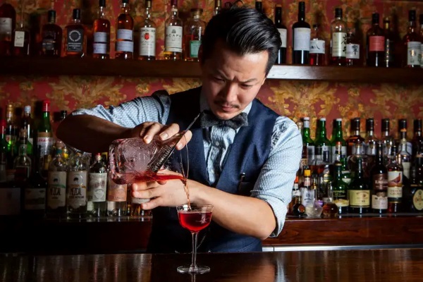 Bartender chịu trách nhiệm pha chế đồ uống, sáng tạo công thức mới và tương tác với thực khách