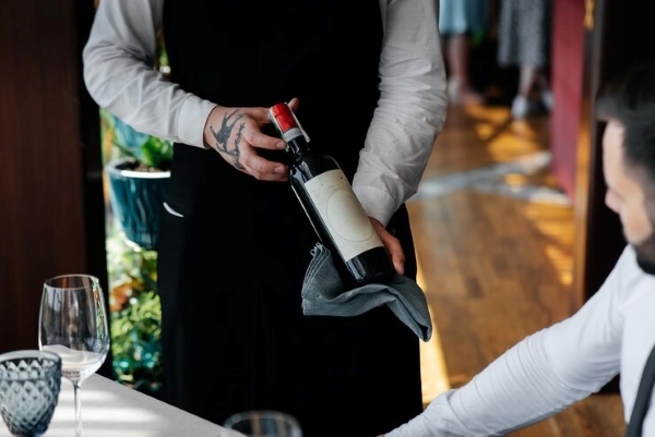 Sommelier sẽ tư vấn loại rượu vang phù hợp với món ăn và sở thích của thực khách