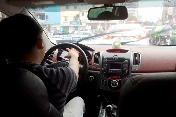 Tài xế nhận nhiệm vụ đưa đón khách và tư vấn các điểm tham quan tại địa phương