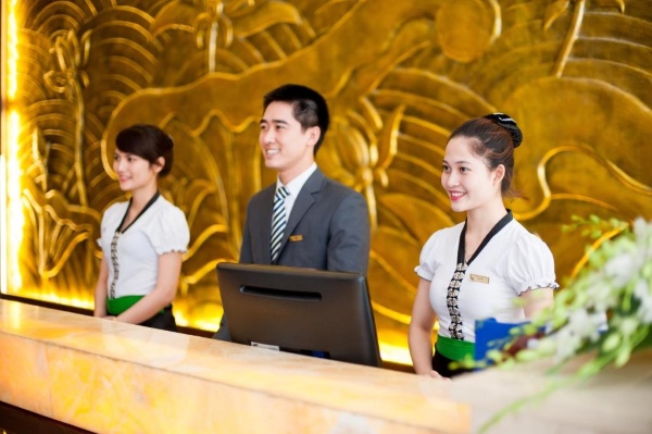 Nhân viên FOH cần có kỹ năng giao tiếp tốt, phong thái chuyên nghiệp để xử lý các yêu cầu hoặc phản hồi một cách khéo léo