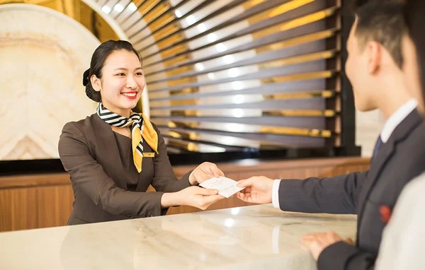 Nhân viên lễ tân trực tiếp tiếp đón và xử lý các yêu cầu của khách hàng tại sảnh