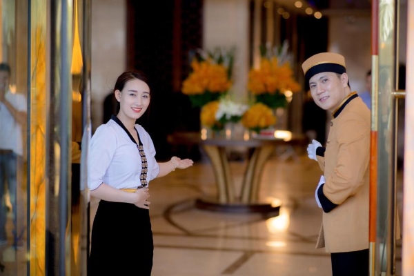 Hosts hoặc Hostesses sẽ chào đón, hướng dẫn và sắp xếp chỗ ngồi cho khách tại nhà hàng, khách sạn