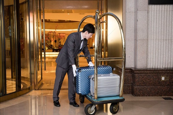 Bellman phụ trách hỗ trợ di chuyển hành lý của hành khách