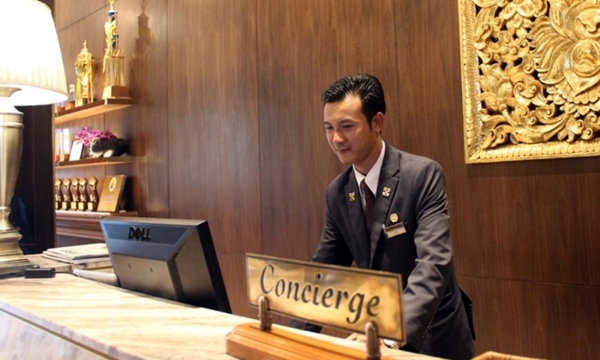 Concierge hỗ trợ cung cấp thông tin, đặt dịch vụ và hướng dẫn khách hàng tại nhà hàng, khách sạn