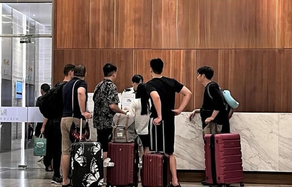 Khi đã có phòng, nhân viên khách sạn sẽ hỗ trợ đưa hành lý và hướng dẫn các thông tin cơ bản cho khách du lịch