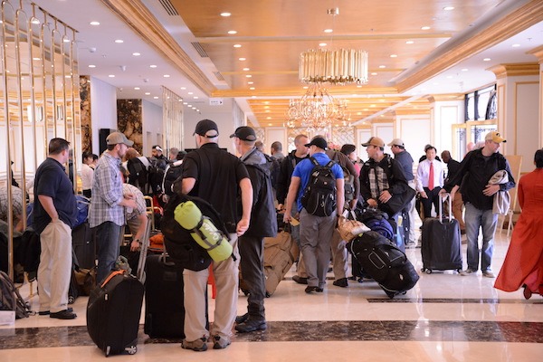 Trước khi check-out, khách sạn sẽ kiểm tra lại phòng và trả lại giấy tờ tùy thân cho khách hàng
