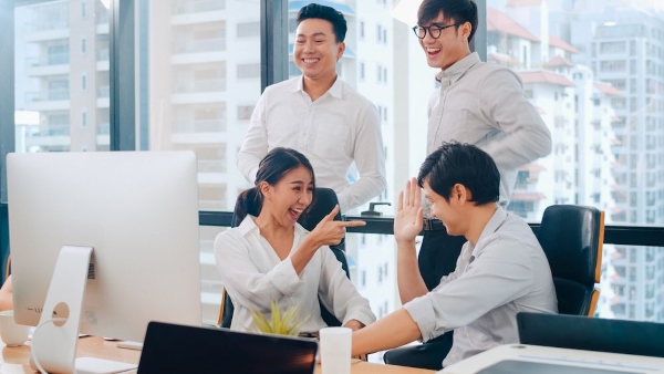 Người hướng ngoại thường có điểm chung là khả năng giao tiếp tốt, tư duy linh hoạt và khả năng làm việc nhóm hiệu quả