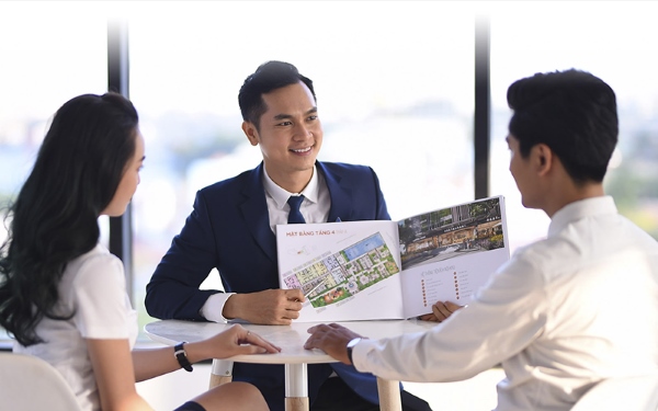 Nhân viên tư vấn bất động sản hỗ trợ giao dịch, phân tích thị trường và tư vấn mua bán tại công ty, sàn giao dịch hoặc làm việc độc lập