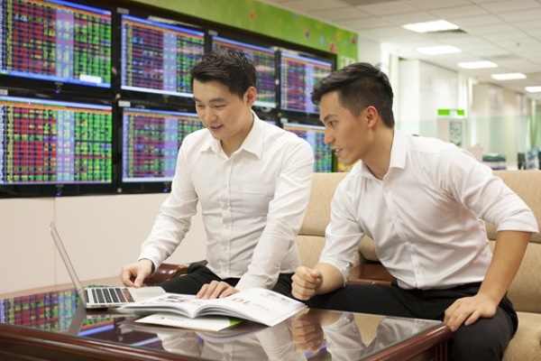 Môi giới chứng khoán tư vấn, giao dịch và kết nối nhà đầu tư tại công ty chứng khoán, ngân hàng, sàn giao dịch hoặc hoạt động độc lập
