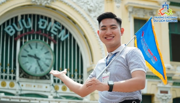 Hướng dẫn viên du lịch có thể làm việc tại công ty lữ hành, điểm du lịch, hoặc dẫn tour tự do ở nhiều địa phương
