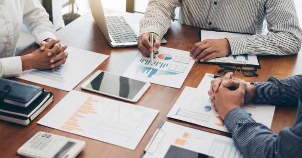 Nhân viên marketing và truyền thông quảng bá thương hiệu, kết nối khách hàng cho doanh nghiệp, công ty quảng cáo hoặc cơ quan truyền thông