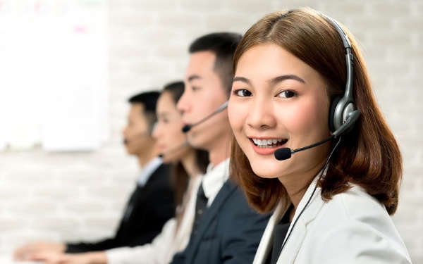 Nhân viên chăm sóc khách hàng hỗ trợ, giải đáp thắc mắc cho khách hàng tại trung tâm hỗ trợ, doanh nghiệp, cửa hàng hoặc tổng đài dịch vụ