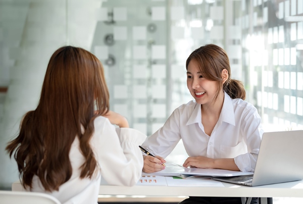 Chuyên gia tư vấn phân tích, đề xuất giải pháp và hỗ trợ khách hàng hoặc doanh nghiệp, tổ chức cải thiện hiệu quả hoạt động
